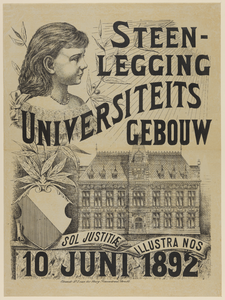 217545 Gezicht op het Academiegebouw (Munsterkekrhof 29) te Utrecht, met het portret van prinses Wilhelmina en het ...